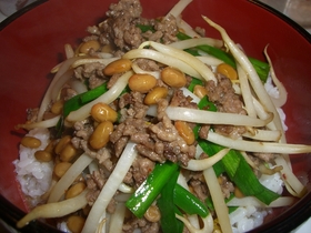 ☆家族絶賛☆の挽き肉納豆丼