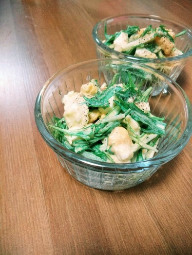 水菜とゆで卵のサラダの写真