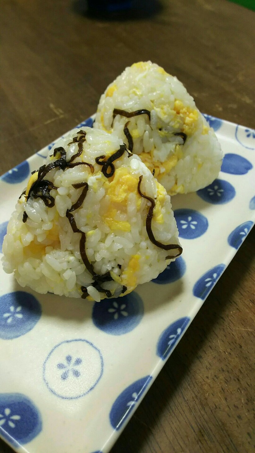 朝食に♪お弁当に♡塩昆布と卵のおにぎり☆の画像