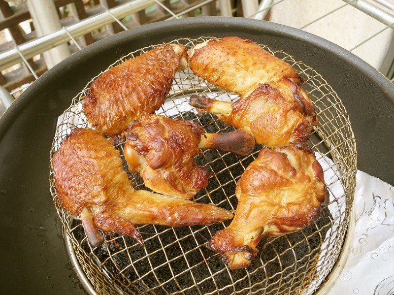 紅茶で簡単・フライパンで作る鶏手羽の燻製の画像