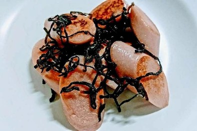 塩昆布魚肉ソーセージ炒めつまみおかず弁当の写真
