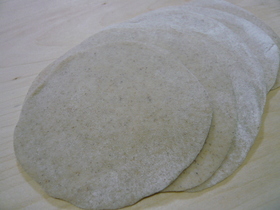 手作りしましょ! そば粉de餃子の皮