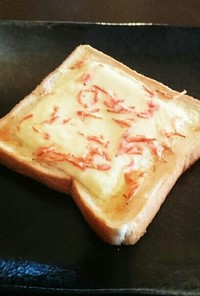 桜エビとチーズのトースト