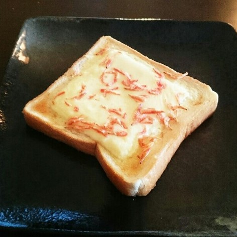 桜エビとチーズのトースト