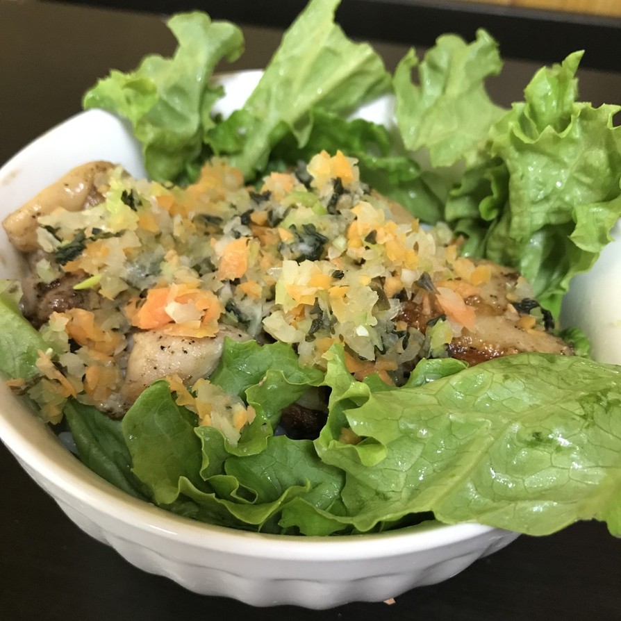 鶏肉のヘルシー丼〜バジルと野菜のソース♪の画像