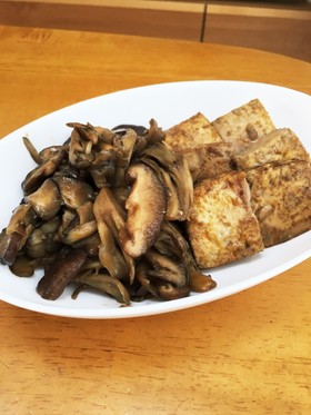 甘辛味がしみてる♡キノコと焼豆腐のおかず