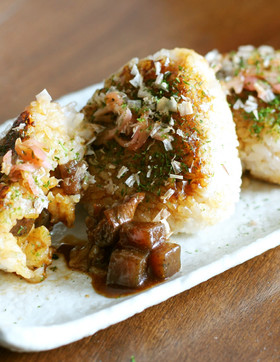 余ったぼっかけで絶品♡お好み焼風おにぎり