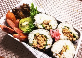 息子弁当・焼き鳥のタレの鶏ひき肉巻き寿司