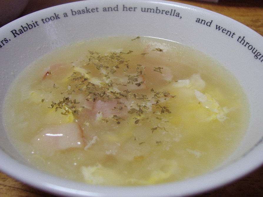 卵とベーコンと玉ねぎのスープの画像