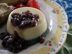 自然な甘さで:ごまのブラマンジェ小豆ソース