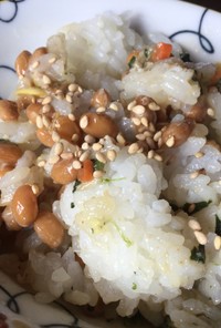 納豆とおにぎり丸（ビビンバ）のご飯