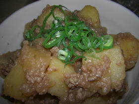 挽き肉とじゃが芋の炊いたん
