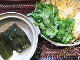 脇役の小鍋料理~春菊と油揚げの小鍋仕立て