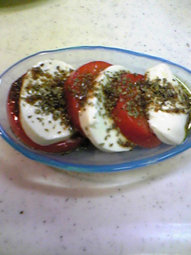 カプレーゼ(トマトとモッツァレラの前菜)の写真