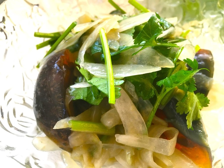 パクチーとピータンの中華風冷菜の画像
