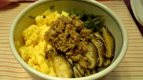 「がっつり」「むしゃむしゃ」そぼろ丼