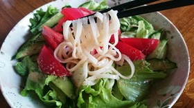 野菜たっぷりゴマだれサラダうどん
