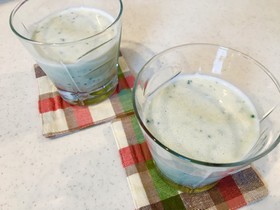 小松菜と冷凍バナナ入り☆豆乳甘酒ドリンク