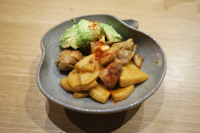 絶品　筍と鶏肉とアボカドの甜麺醤炒めの写真