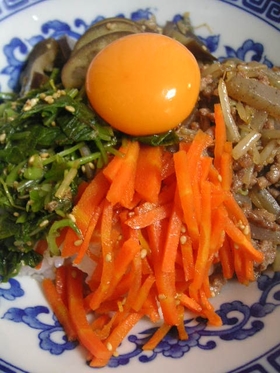 ひき肉、もやしこんにゃくで節約ビビンバ