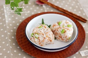 あみえびのふりかけを使って春色おにぎり♡