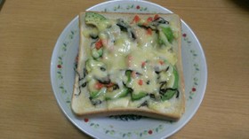 鮭アボカドチーズトースト