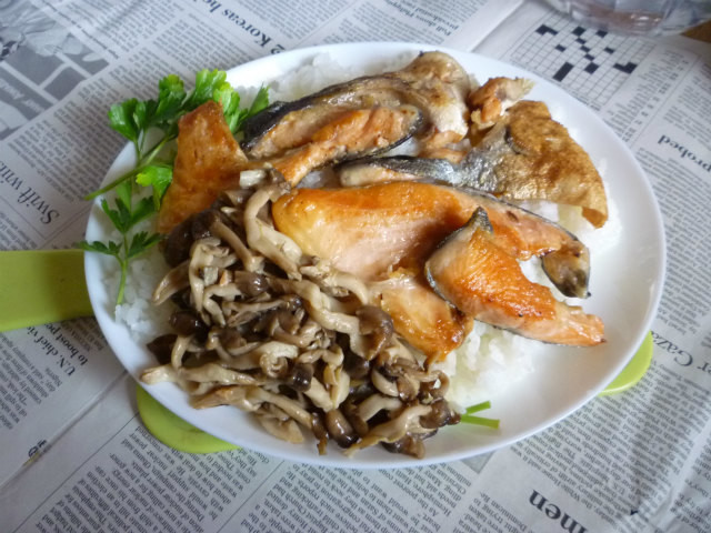 銀鮭の焼き鮭とブナシメジのカフェ丼の画像