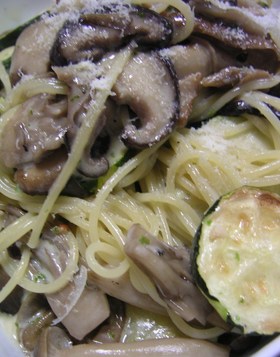 きのことズッキーニのクリームパスタ