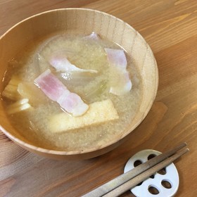 翌日も美味しい♡ベーコン絹厚揚げの味噌汁