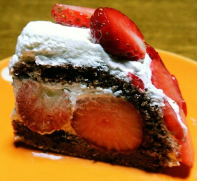 苺のココアスポンジケーキの写真