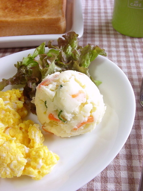 よく練るポテトサラダ。