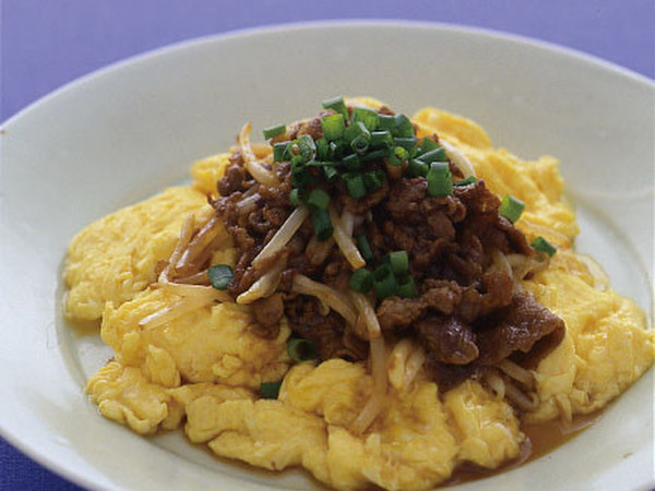 ふんわり卵の甘辛牛肉のせ