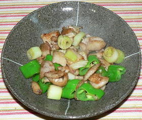 鶏皮と万願寺唐辛子の塩炒り