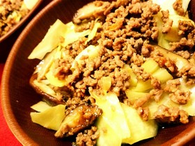 キャベツとシイタケと合挽き肉のカレー炒め