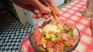 広島土産焼き牡蠣煎餅のシーザーサラダ  の写真