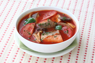 鮭ときのこのトマトスープの写真