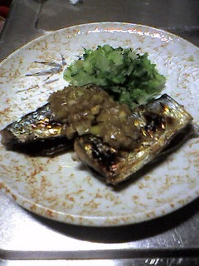 香味じょうゆで食べる焼き秋刀魚の写真