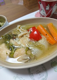 鶏胸と新玉と残り野菜で旨味コンソメスープ