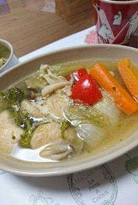 鶏胸と新玉と残り野菜で旨味コンソメスープ