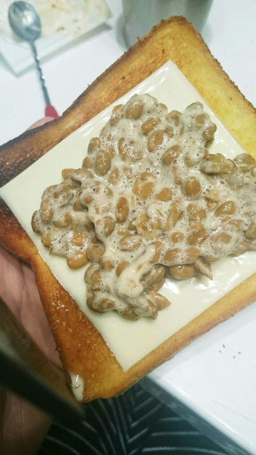 チーズトーストに。ふわとろ納豆をのせて。の画像