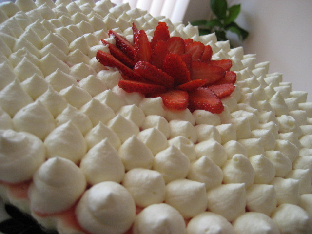 レアチーズケーキのデコレーションの画像
