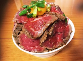 流行りのローストビーフ丼☆彡.。