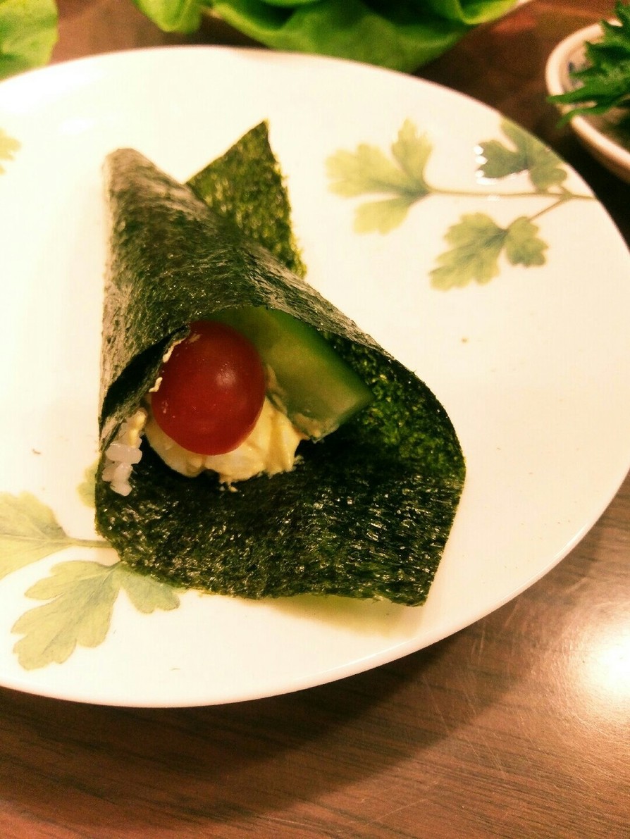 たまごサラダの手巻き寿司の画像