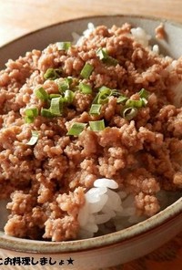 レンジで簡単★プチッとハンバーグそぼろ丼