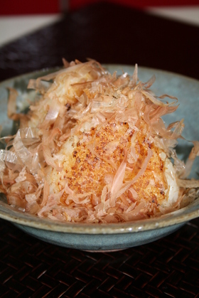 かつおぶしでサクふわ!味噌焼きおにぎり