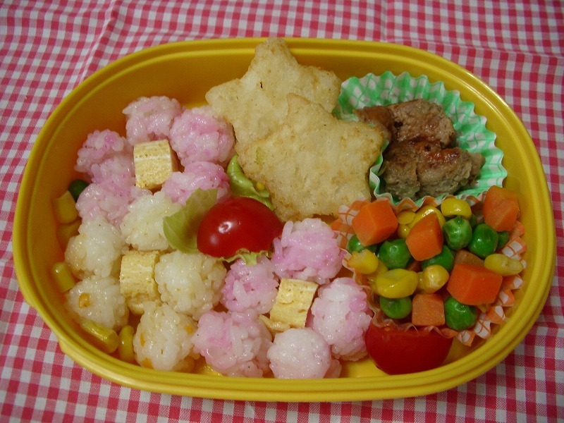 １歳児のお弁当～お花のお弁当☆の画像