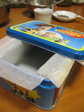 ★お菓子の缶で焼くケーキ(チョコ味)★