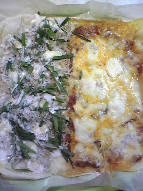 マルゲリータとシラスの和風ピザ2種の画像