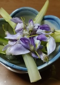 ウドと藤の花のサラダ