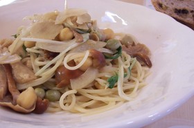 秋の採れたてキノコでパスタ